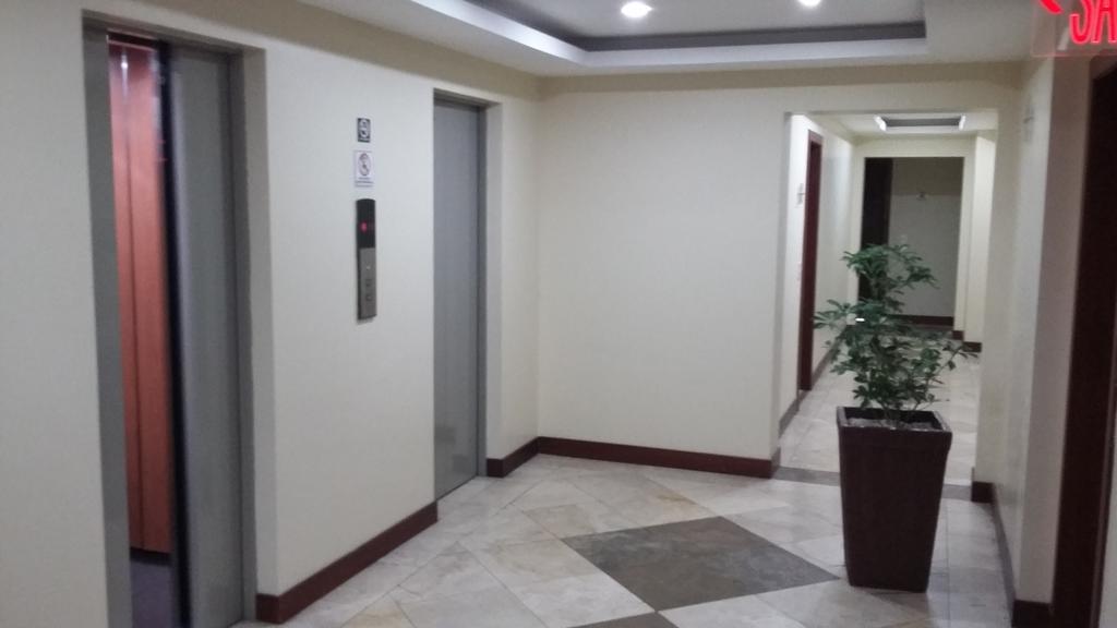 Edificio Parque Real Con Bano Privado * Quito
